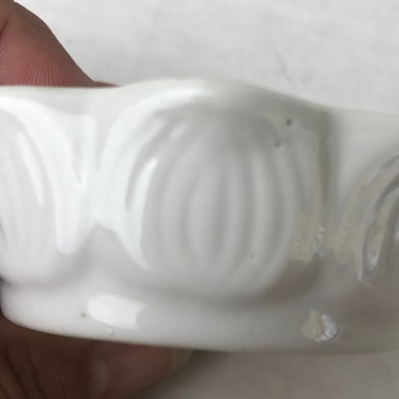 NIB - VINTAGE PORCELAIN KEEPSAKE Detailed Embossed Trinket Box with Gold Trim - Picture 3 of 12